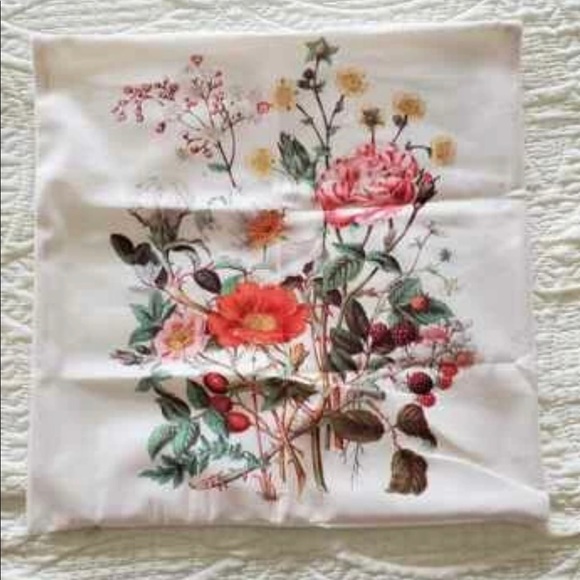 Floral throw pillow cover - Picture 3 of 3